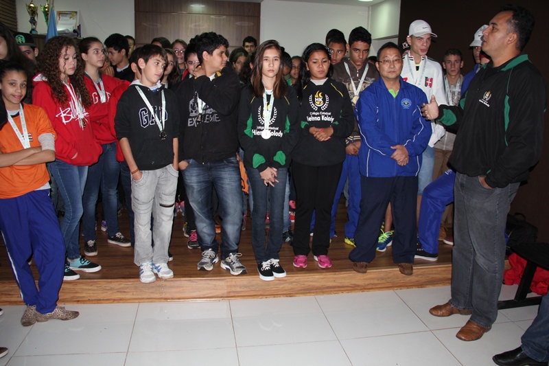 Atletas  dos jogos escolares são homenageados pela administração    